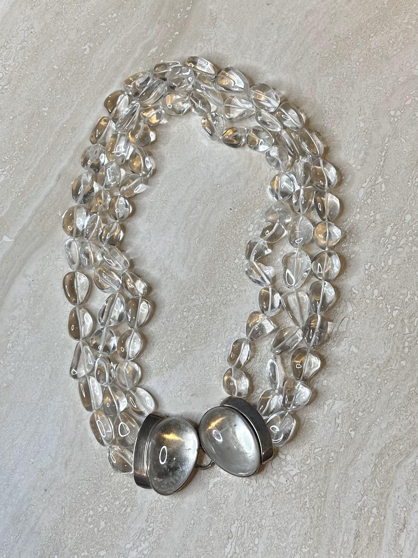 La collana in argento con pietre lunari e perline di vetro è un accessorio etereo e versatile che combina il misticismo delle pietre lunari con il luccichio delle perline di vetro. Il design a più fili aggiunge consistenza e dimensione, rendendolo