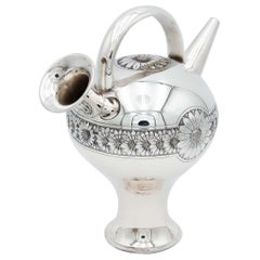 Silver moringue with relief floral motifs with a smooth wing