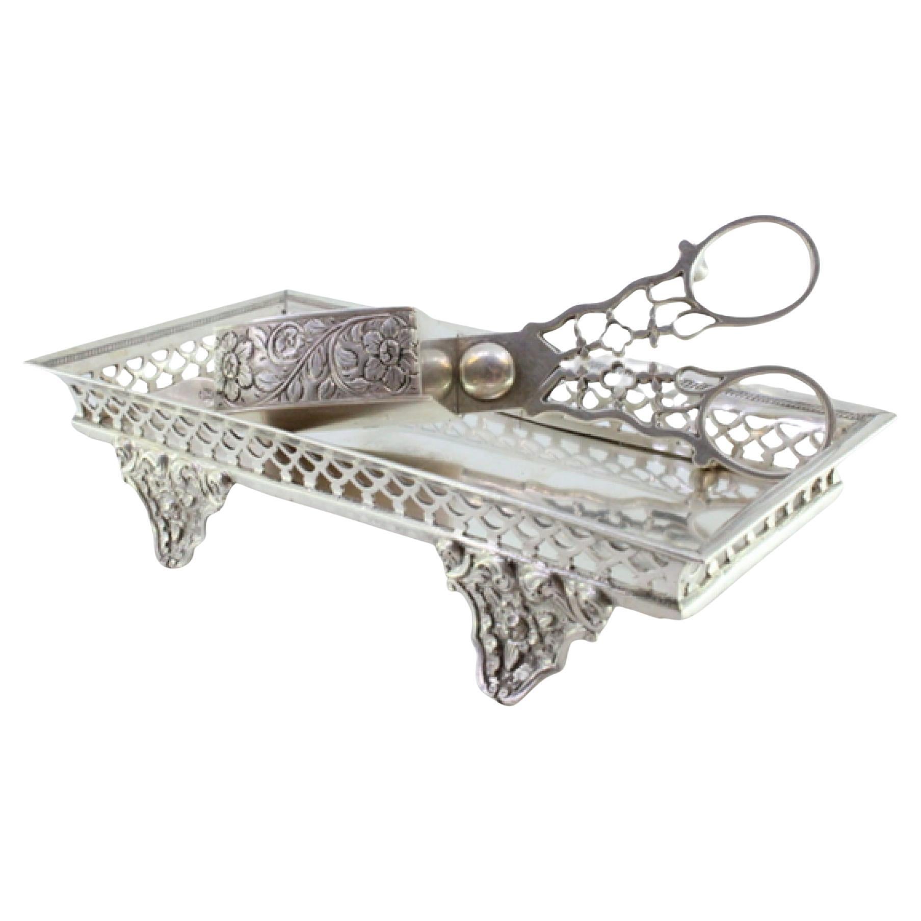 Silver morrões tray and scissors with a rack and resting on four raised feet