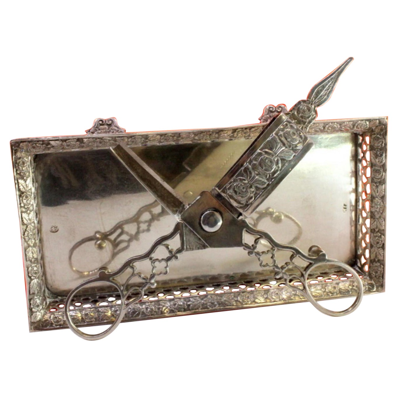 Vassoio per morrões e forbici in argento con rastrelliera in filo metallico e quattro piedini a conchiglia