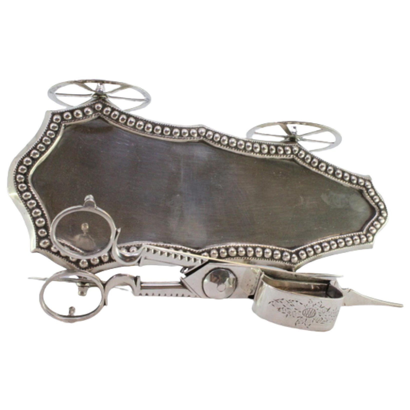 Silver morrões tray
scissors, pearly tray on 4 wheels