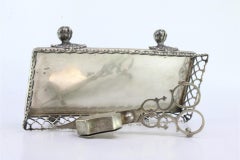 Silver morrões tray & scissors w/ a wire rack & four feet w/ claw-shaped reliefs