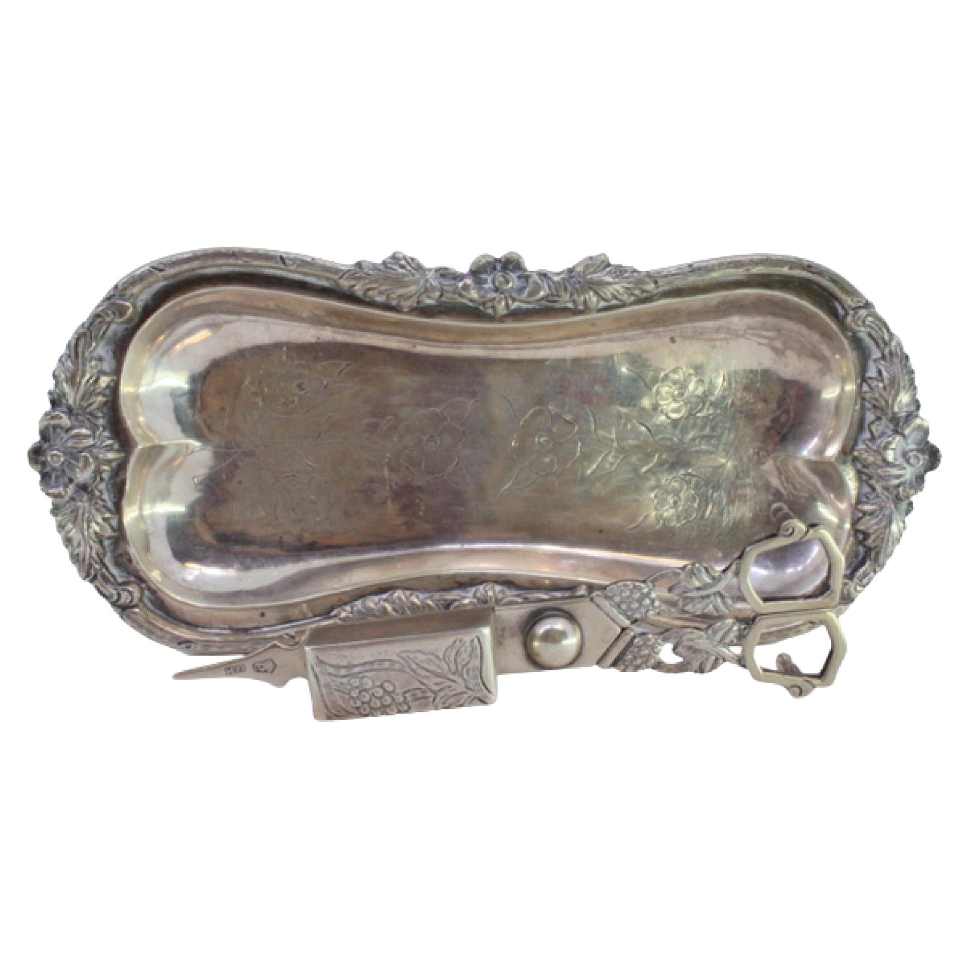 Silver morrões tray 
scissors w/ chiseled floral reliefs 
engraved center
