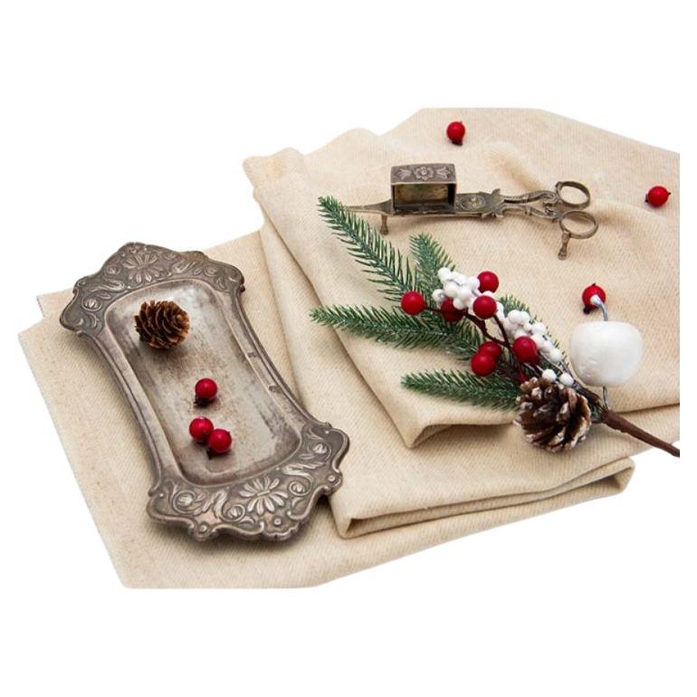 Plateau et ciseaux A Silver Morrões avec fleurs et figures mythiques en relief en vente