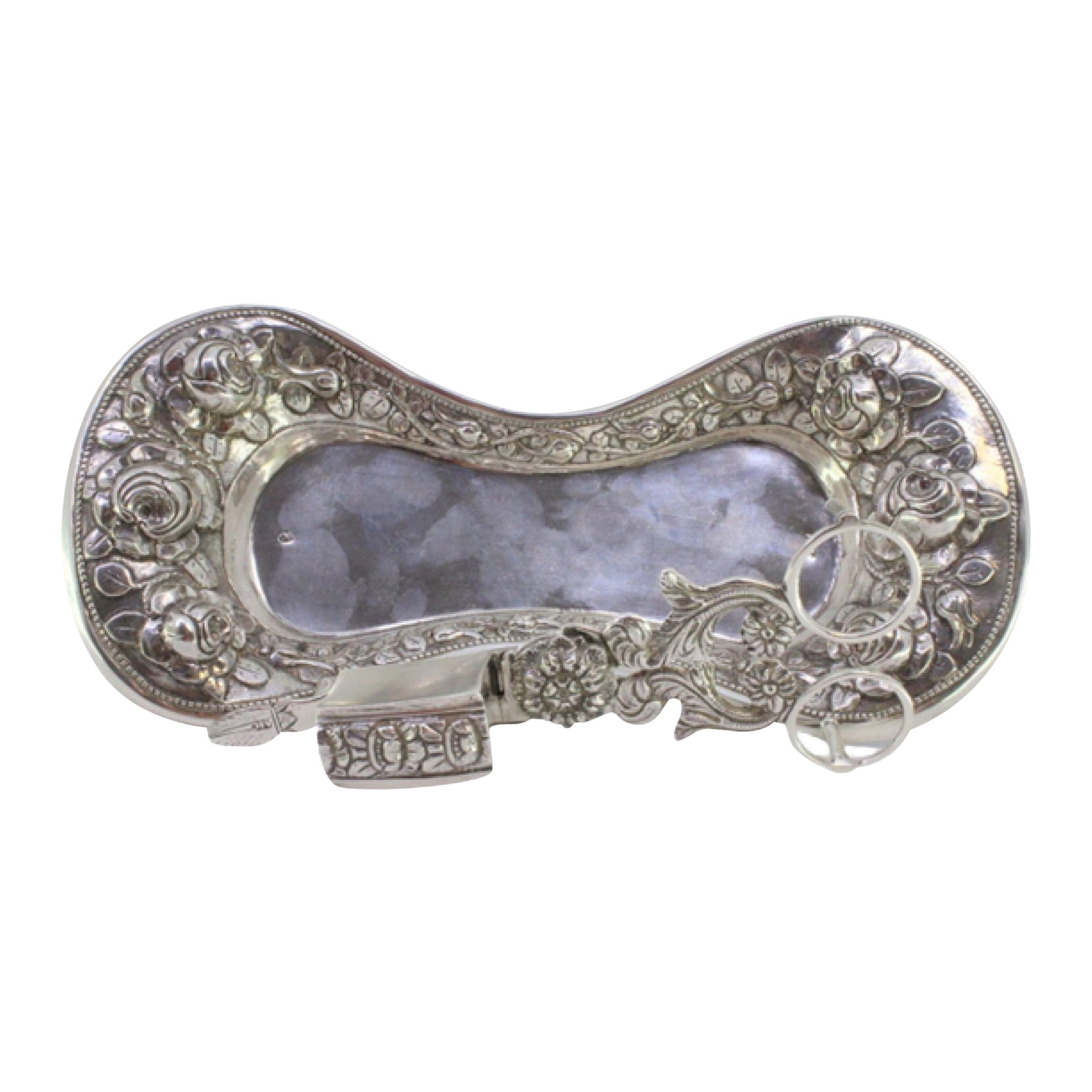 Silver morrões tray 
scissors w/ floral reliefs 
resting on four shell feet