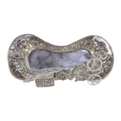 Silver morrões tray 
scissors w/ floral reliefs 
resting on four shell feet