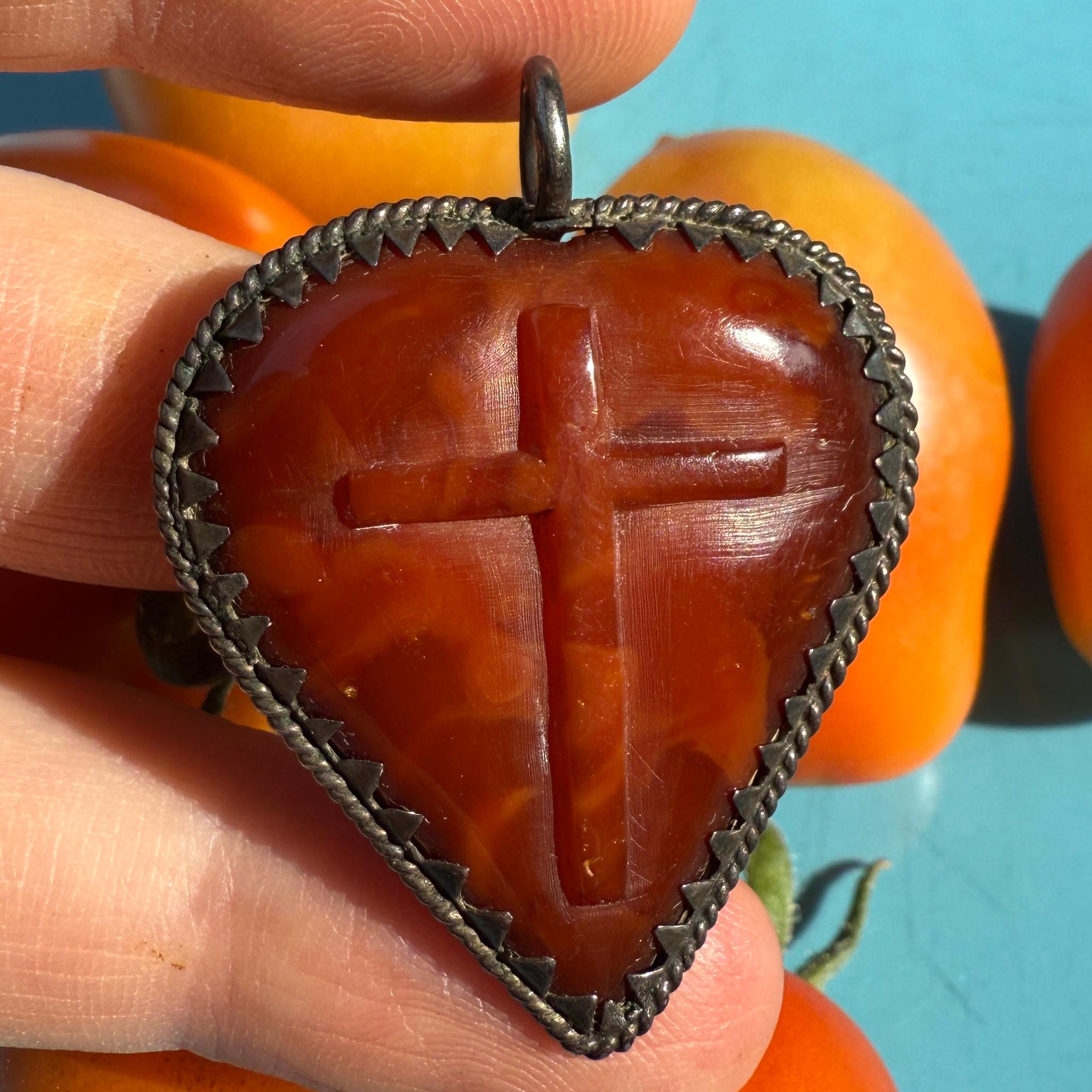Silver-Mounted Amber Heart-Shaped Pendant. Germany, 17th century For Sale 7