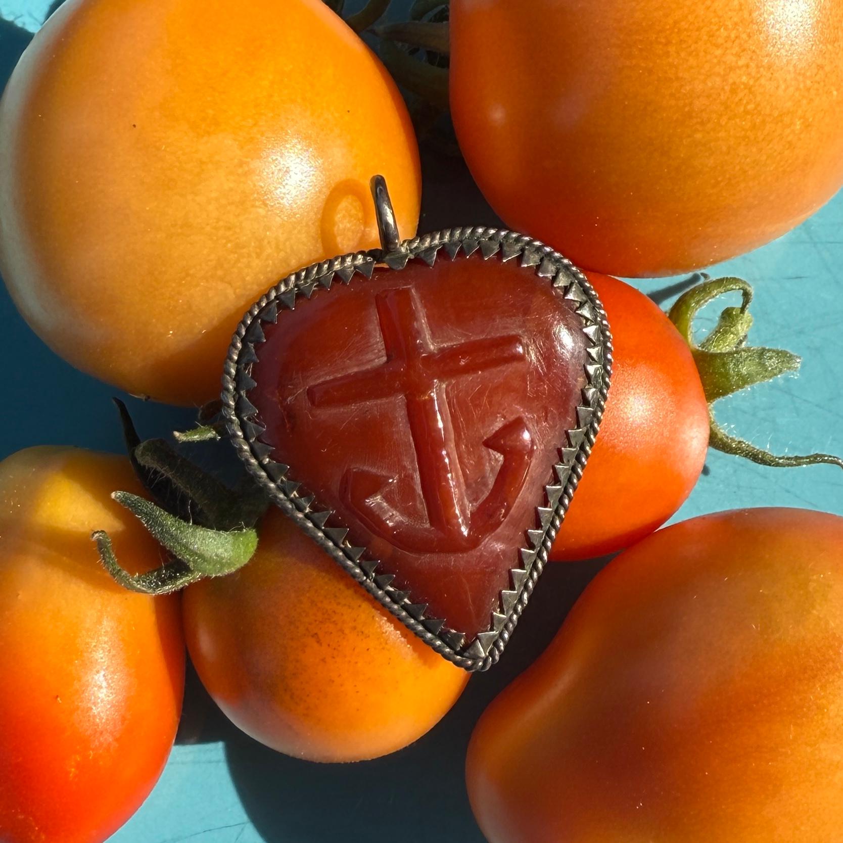 Silver-Mounted Amber Heart-Shaped Pendant. Germany, 17th century In Good Condition For Sale In London, GB