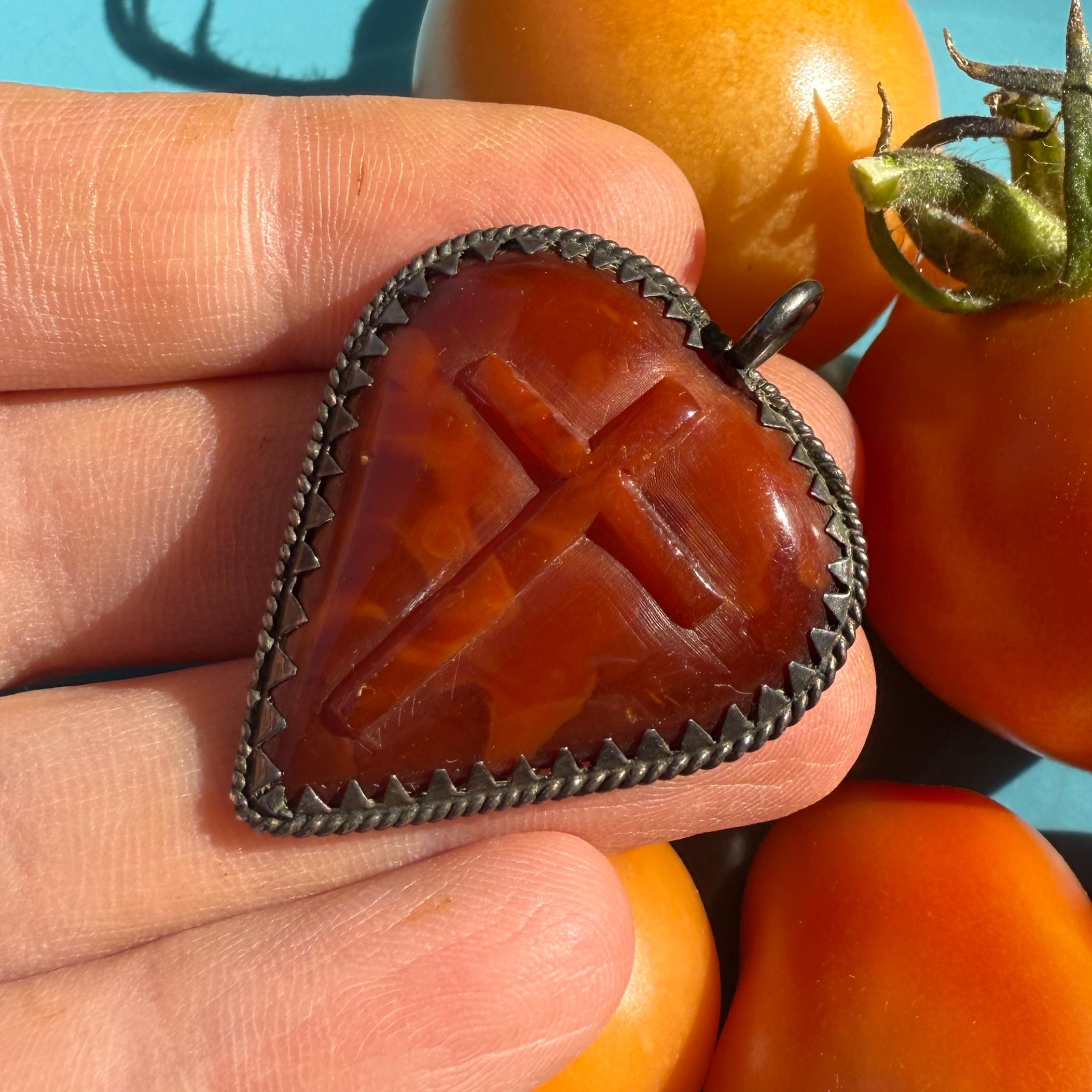 Silver-Mounted Amber Heart-Shaped Pendant. Germany, 17th century For Sale 2