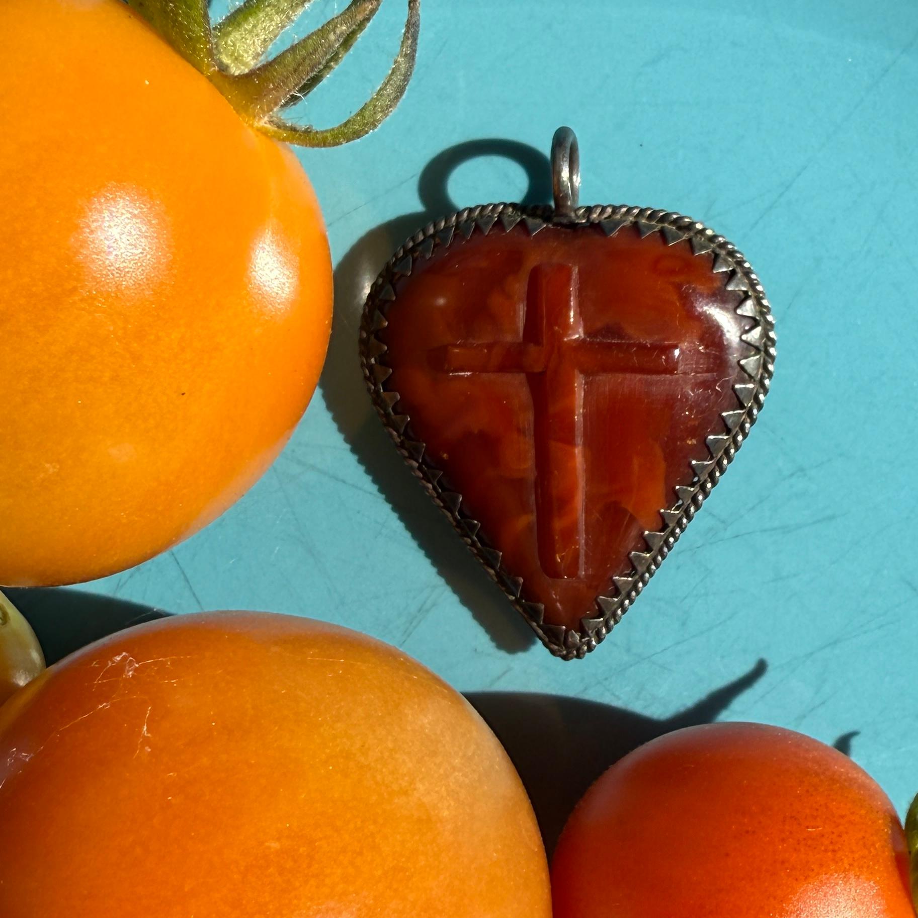 Silver-Mounted Amber Heart-Shaped Pendant. Germany, 17th century For Sale 3