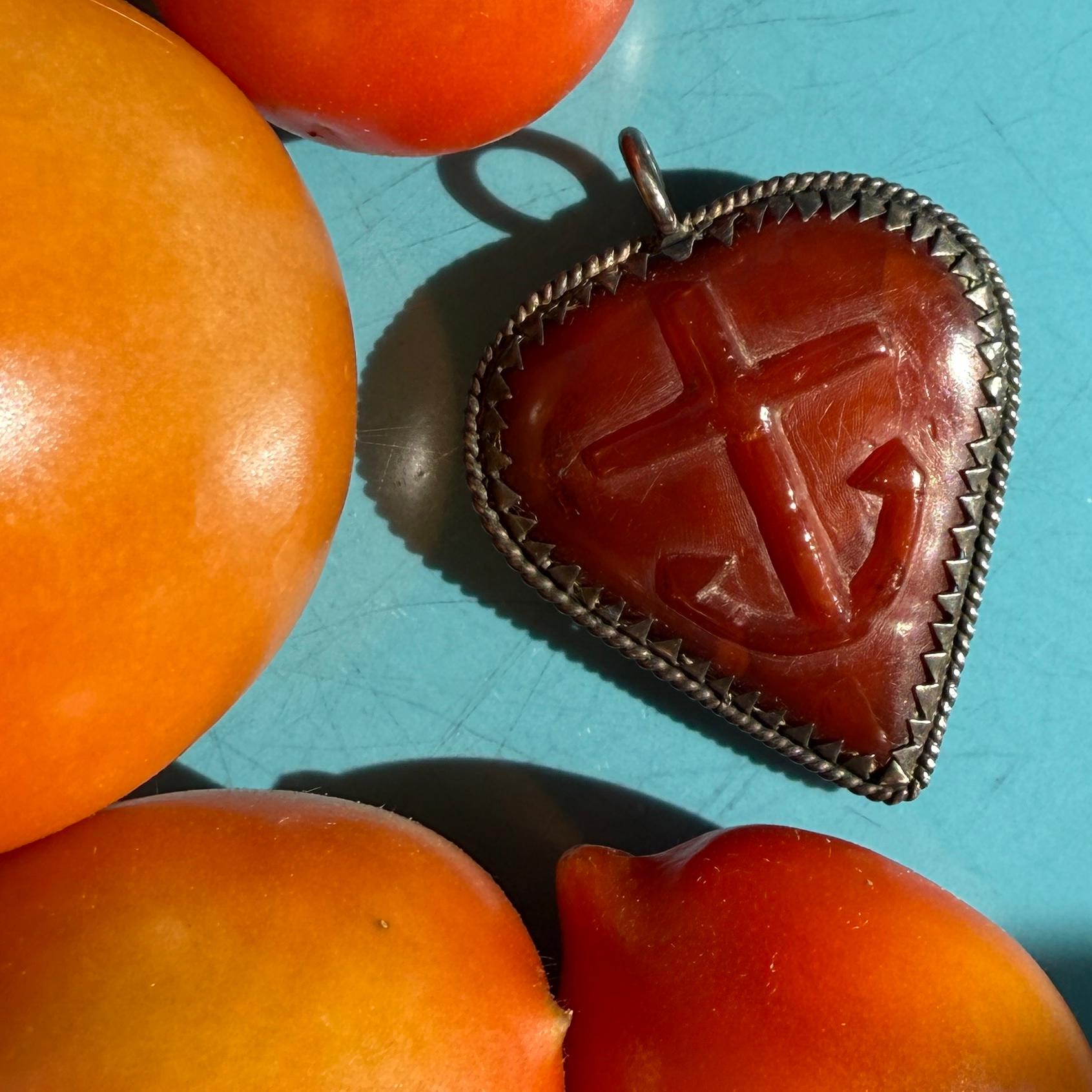 Silver-Mounted Amber Heart-Shaped Pendant. Germany, 17th century For Sale 4