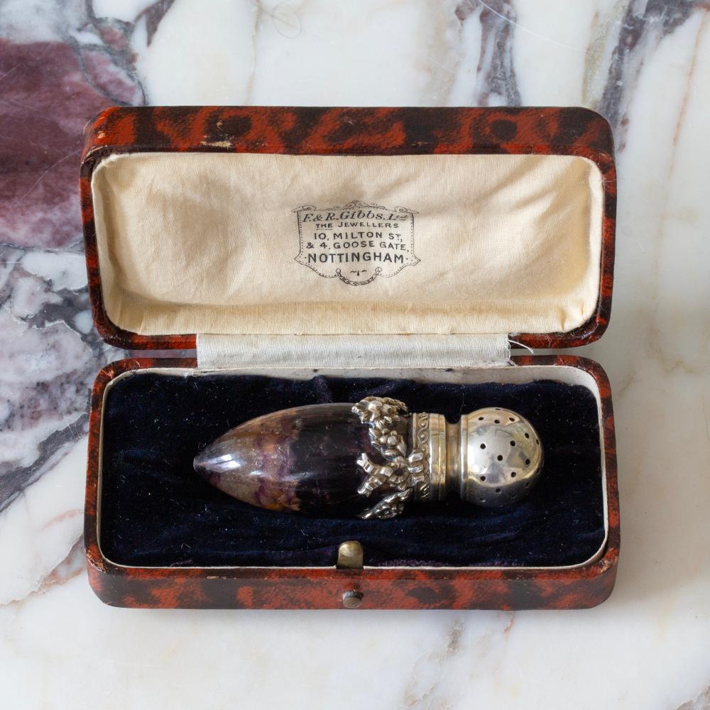 Monté en argent allemand 

De notre collection d'argenterie, nous avons le plaisir de présenter cette rare Vinaigrette de Jean Bleu montée en argent, datant d'environ 1890.

La vinaigrette, de forme ovoïde, est fabriquée à partir de Blue John, une