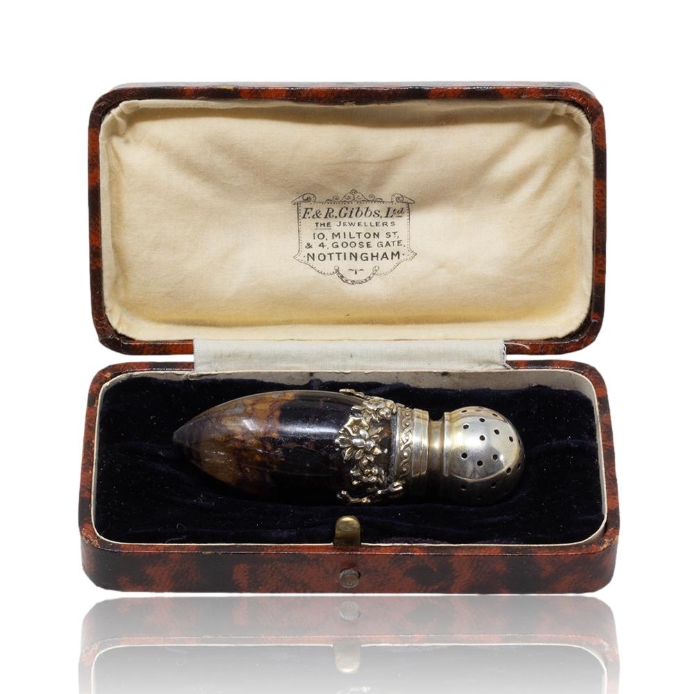 Art nouveau Vinaigrette en argent montée sur I John Johns, poinçonnée en Allemagne, Circa 1890 en vente