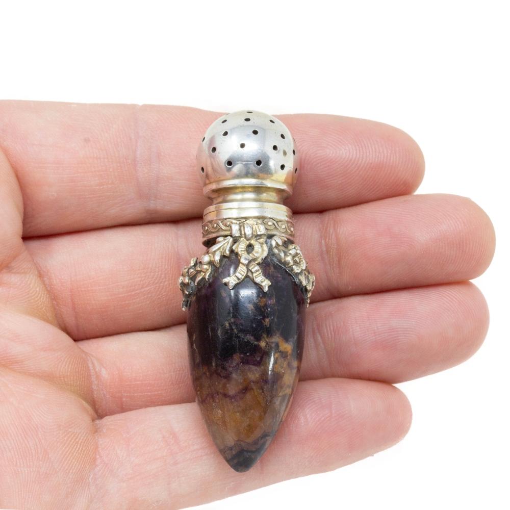 Sculpté à la main Vinaigrette en argent montée sur I John Johns, poinçonnée en Allemagne, Circa 1890 en vente