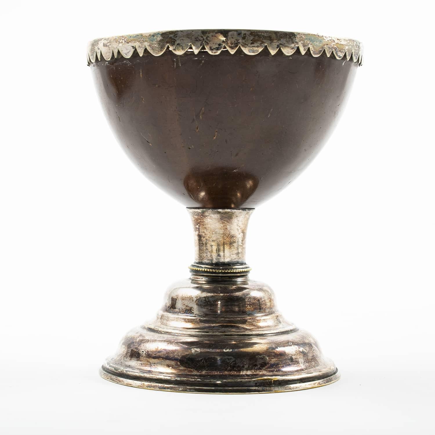 English confectionery Goblet or cup featuring the shell of a coconut mounted into silver.
In original untouched and superb condition.

If desired, we offer to polish the silver parts.