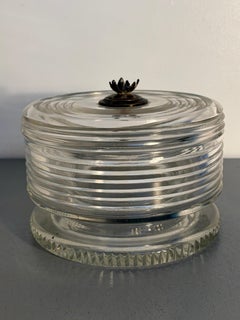 Boîte en cristal taillé sertie d'argent, avec couvercle en argent 800 et socle à facettes