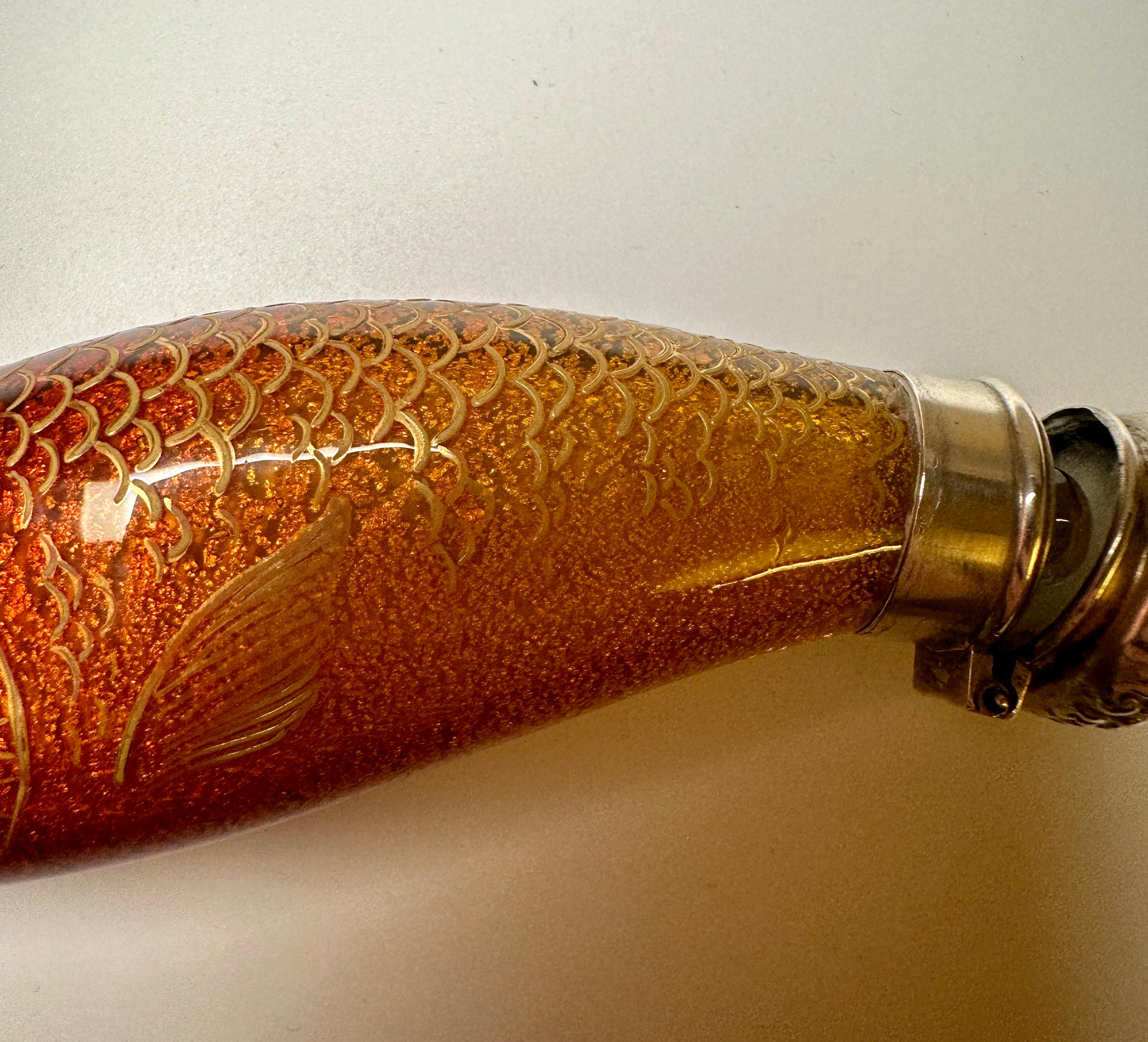 Bouteille à parfum en argent avec poisson, vers 1890 Excellent état - En vente à New York, NY