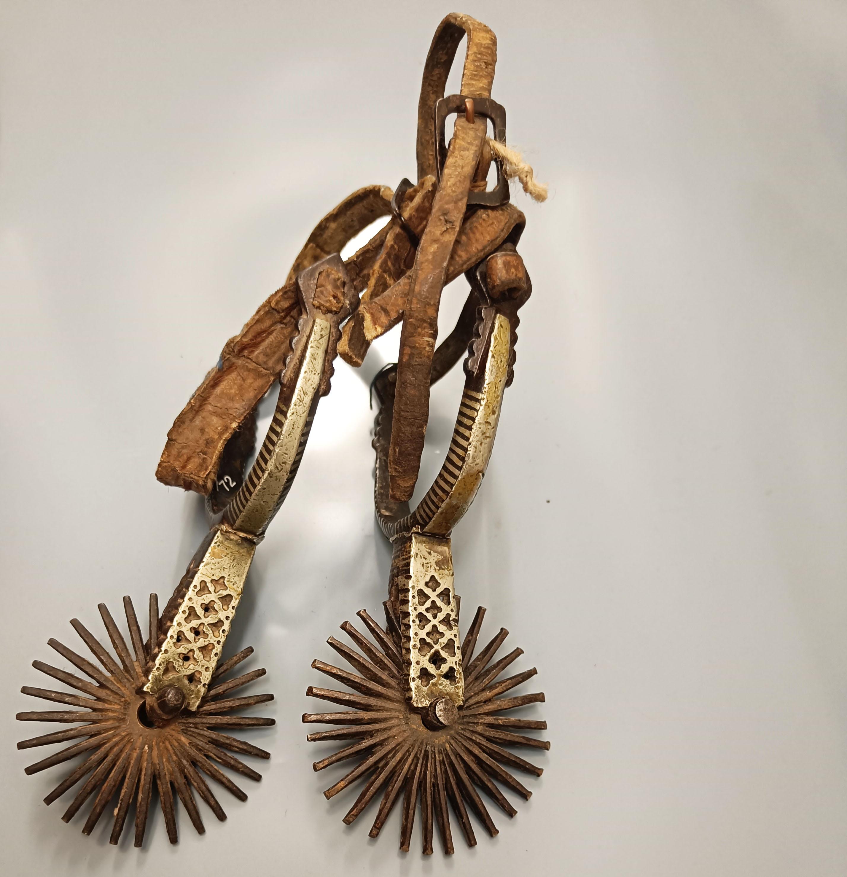 Fatto a mano Speroni da gaucho montati in argento - Oggetti d'antiquariato decorativo dell'Arte Antiques del Sud America in vendita