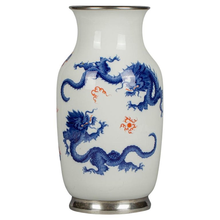 Silbermontierte Drachenvase aus deutschem Porzellan, Meissen, um 1920 im Angebot bei 1stDibs Deutschland