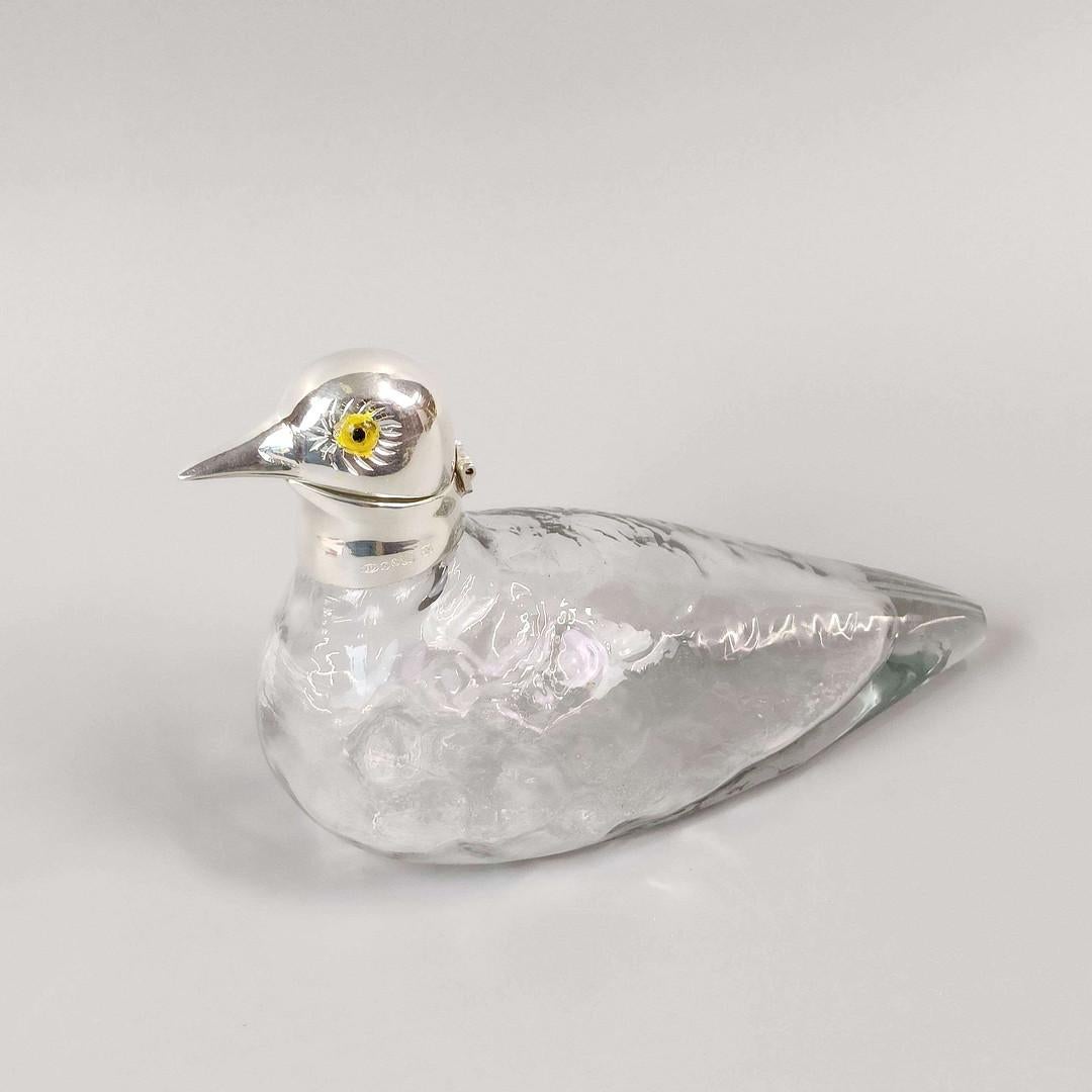 Calamaio per anatre in vetro con montatura in argento, stile Art Nouveau inglese antico
Uno squisito calamaio antico in argento con anatra in vetro, finemente realizzato in stile Art Nouveau inglese, circa all'inizio del XX secolo. Il calamaio è