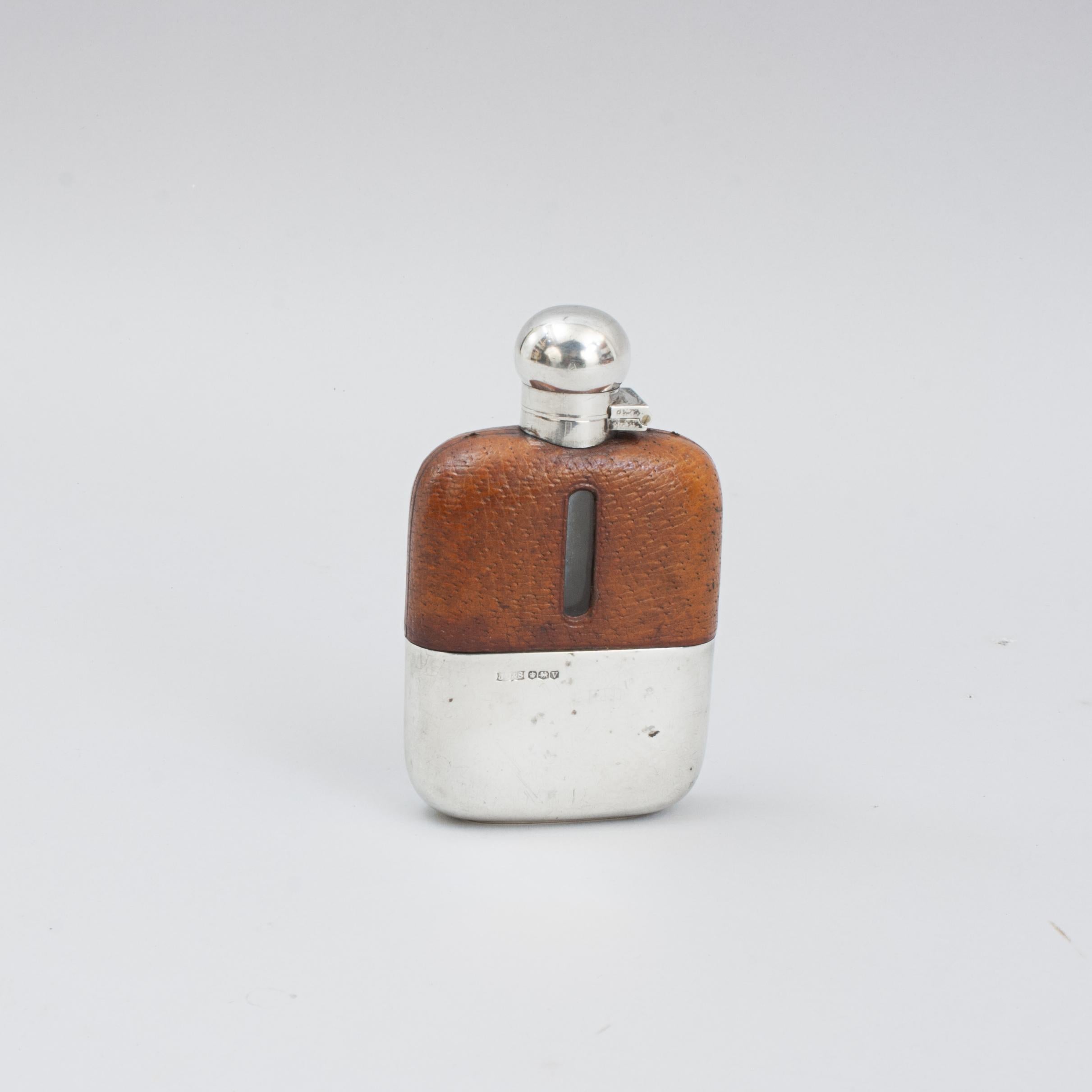Gentleman's Silver & Leather Pocket Hip Flask von James Dixon.
Silberner Flachmann für Spirituosen von James Dixon & Sons, Sheffield. Der obere Teil des Flachmanns ist mit Leder (Krokodillederimitation) verziert und hat auf beiden Seiten ein