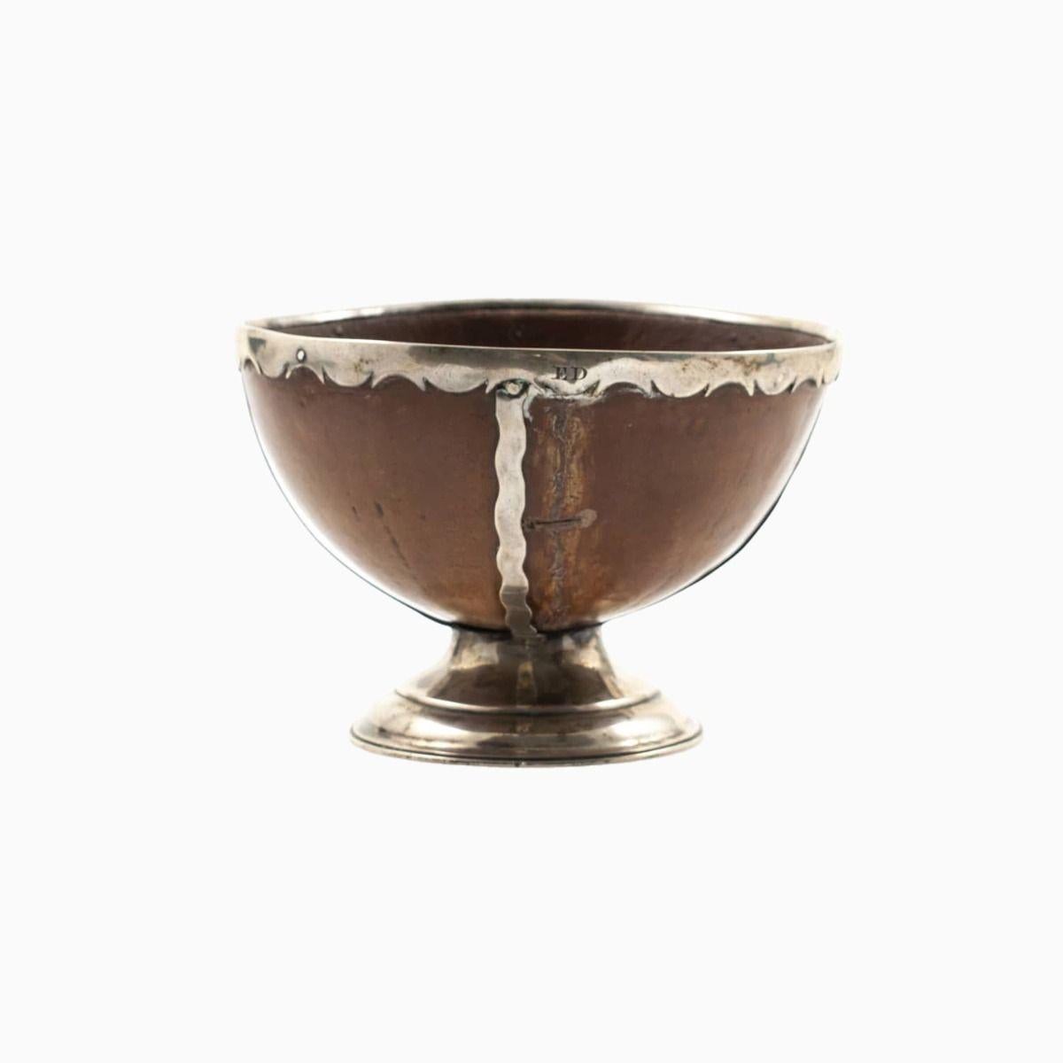 Calice o coppa da pasticceria inglese con il guscio di un uovo di struzzo montato in argento.
Sul bordo in argento sono incise le iniziali ED.
Inghilterra, circa 1860-1900.

Sono state effettuate delle piccole riparazioni all'uovo. Se lo