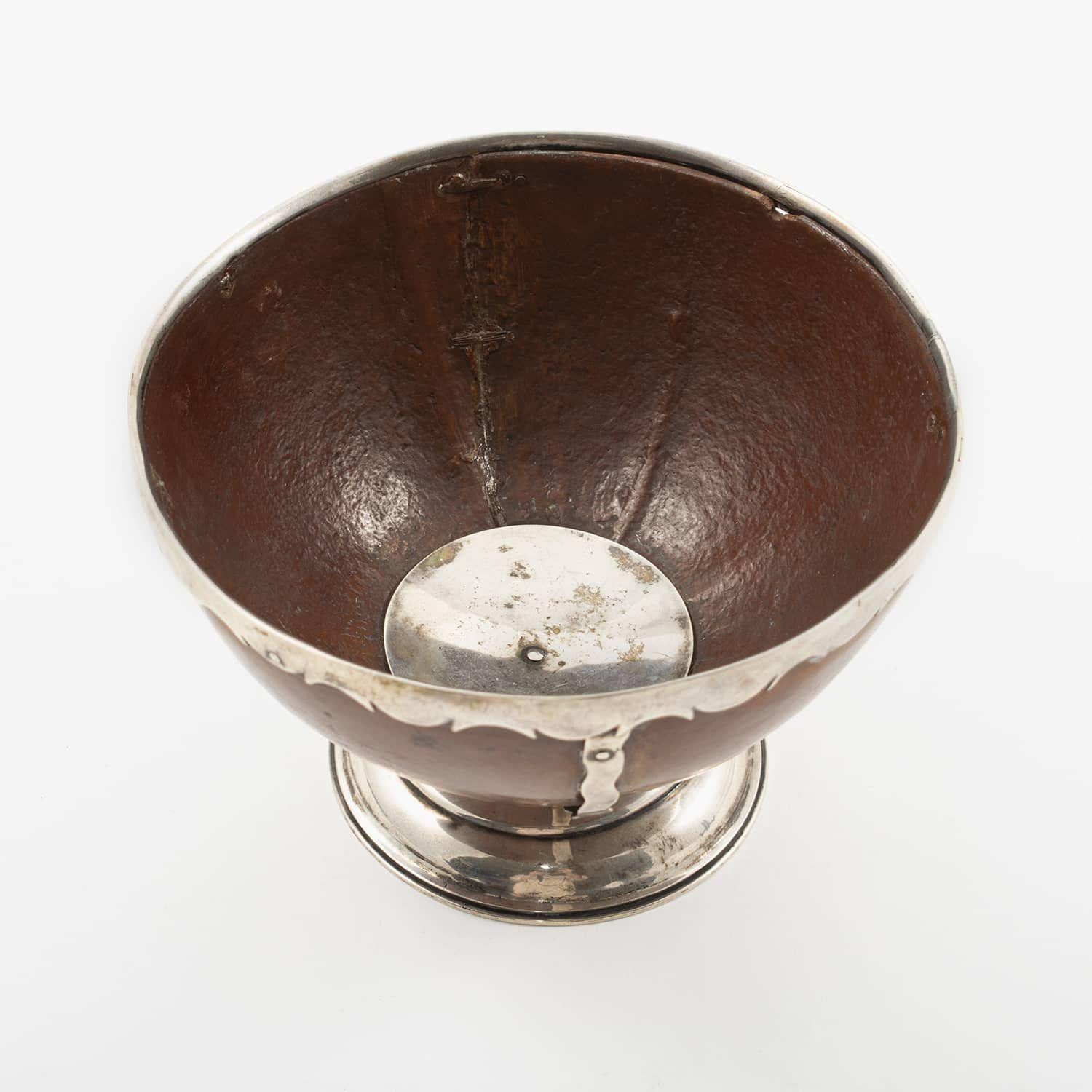 Calice con uovo di struzzo montato in argento, Inghilterra 1860-1900 in vendita 1