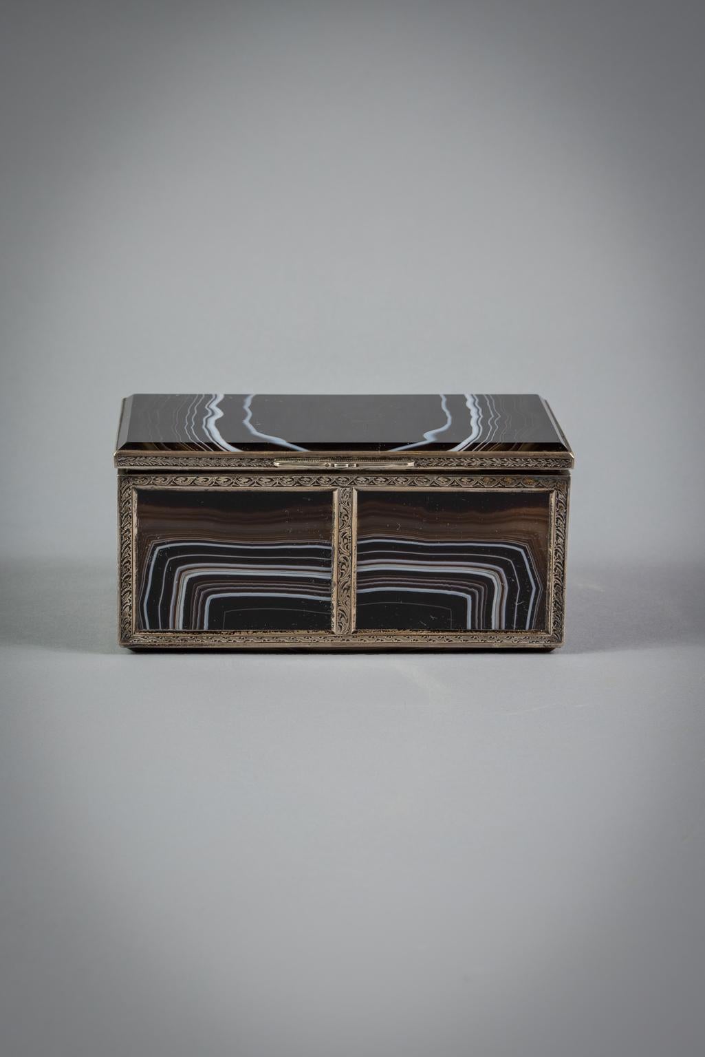 Silver Mounted Striated Agate Box, circa 1870 In Good Condition For Sale In New York, NY