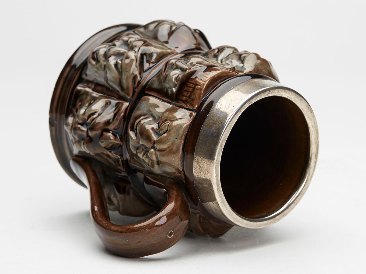 Taza de cerámica vidriada moldeada con trece caras grotescas montada en plata en venta 6
