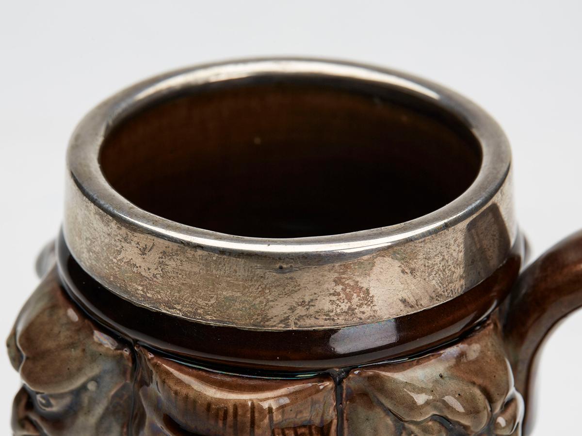 Taza de cerámica vidriada moldeada con trece caras grotescas montada en plata Movimiento estético en venta