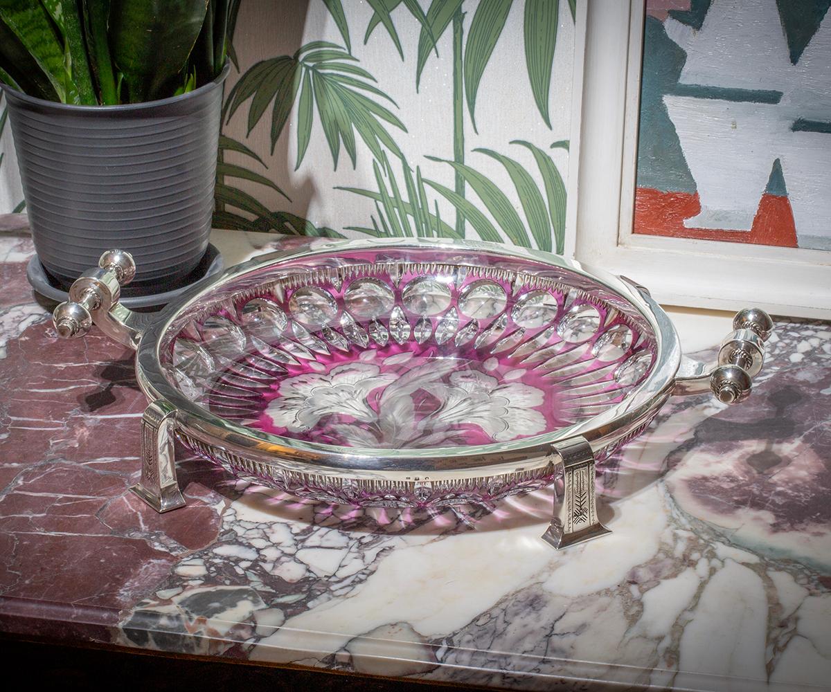 PLATA DE LETONIA CON MATASELLOS 875

De nuestra colección de Cristalería, estamos encantados de presentar al mercado este Centro de Cristal Val Saint Lambert montado en plata. La pieza central está bellamente acabada en un tono magenta con un