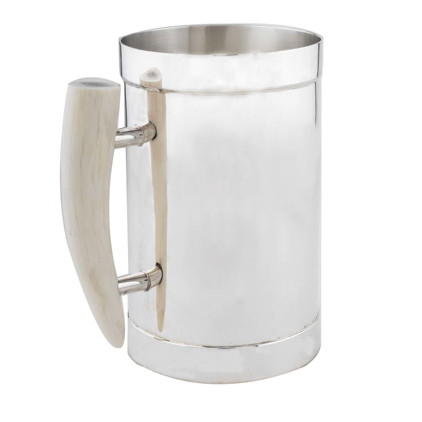 This vintage-inspired mug is an excellent way to serve a refreshing drink, improving the taste of any beverage while keeping it perfectly chilled. From the Animals collection, the elegant design of 925 sterling silver is enriched by a prized handle