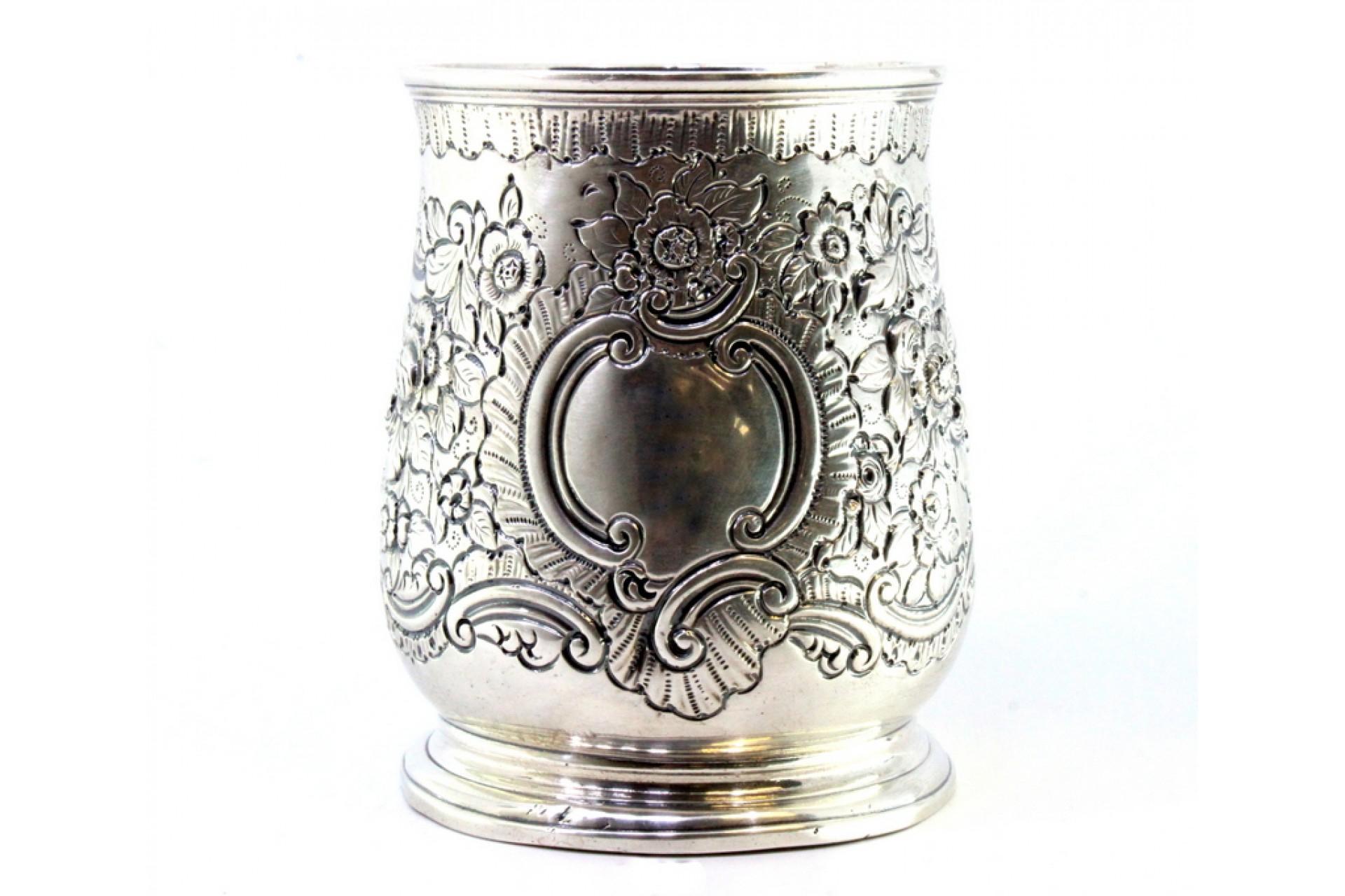 Silver mug with floral reliefs, monogram cartouche and embossed handle Europeo en venta