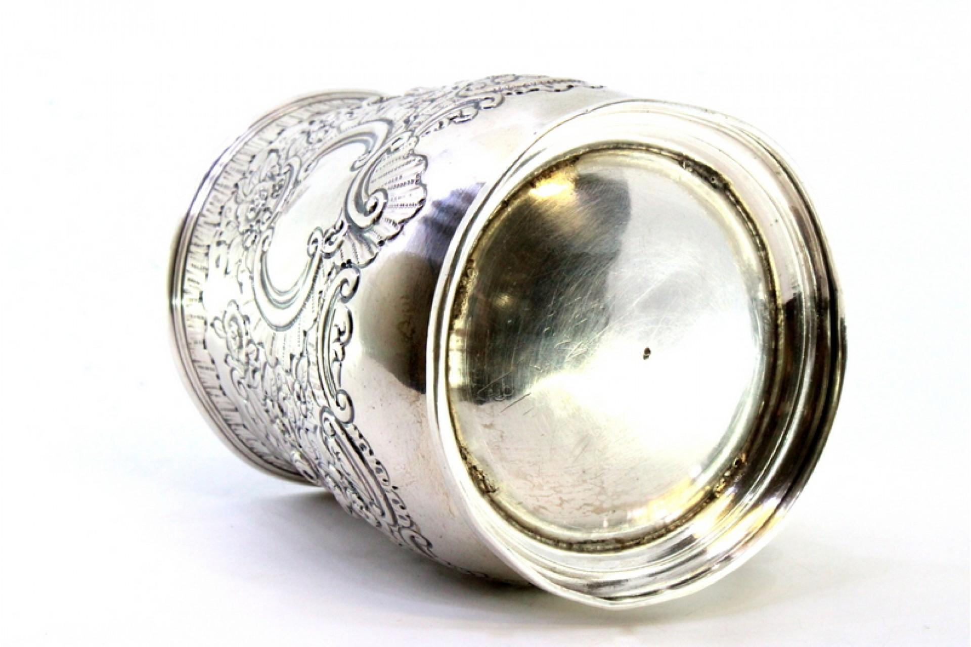 Silver mug with floral reliefs, monogram cartouche and embossed handle en Bueno estado para la venta en Porto, PT