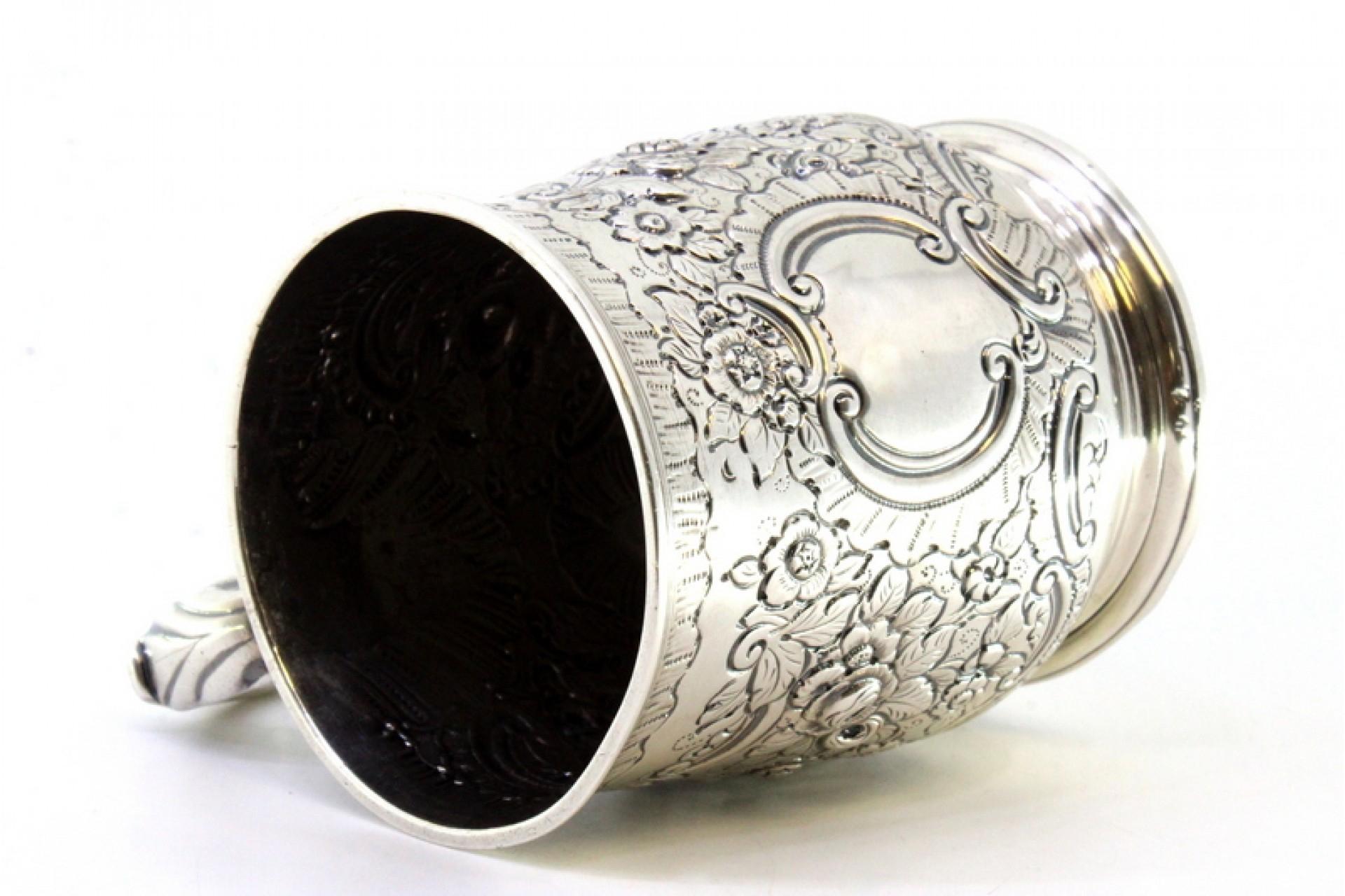 Silver mug with floral reliefs, monogram cartouche and embossed handle siglo XX en venta