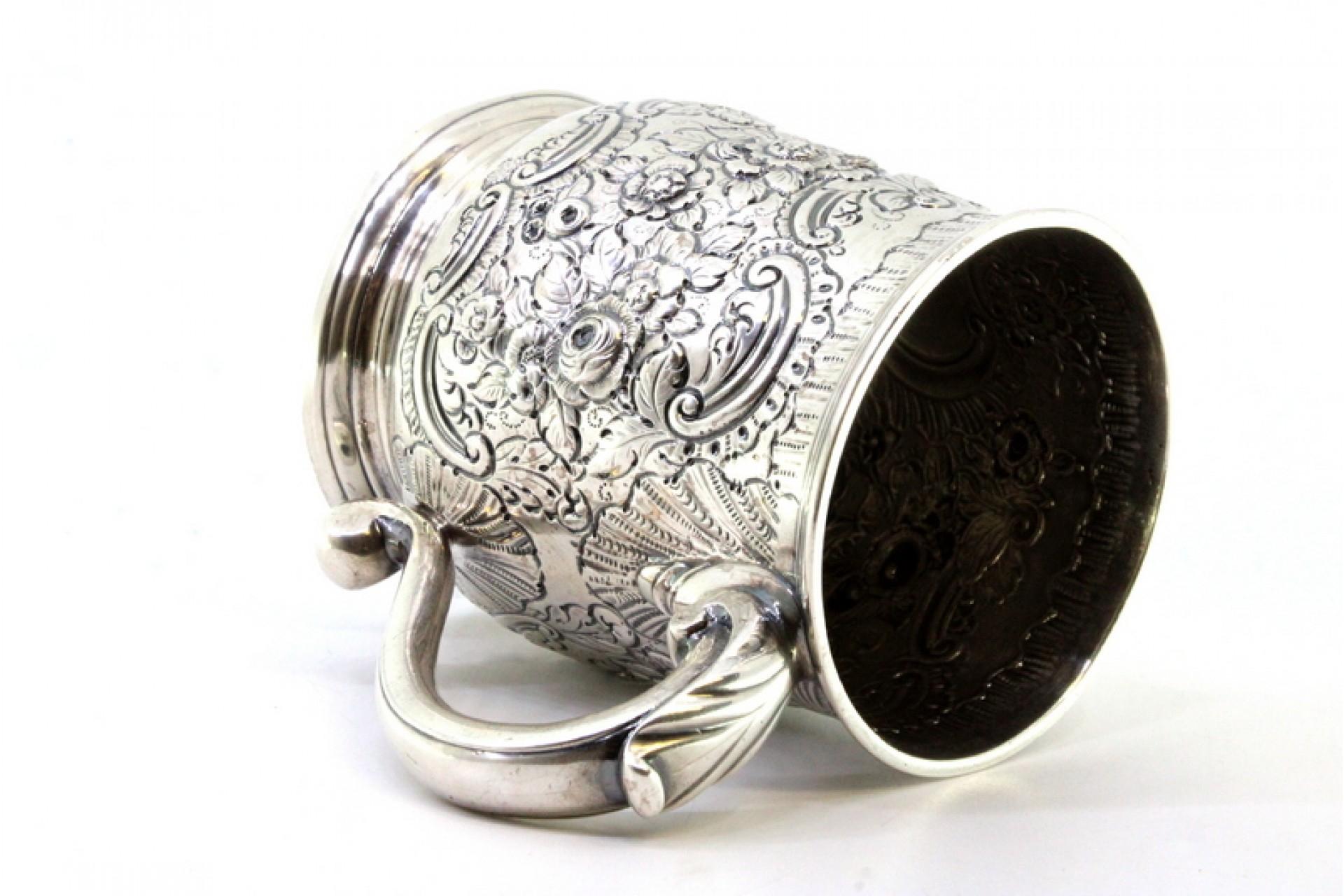Silver mug with floral reliefs, monogram cartouche and embossed handle en venta 1