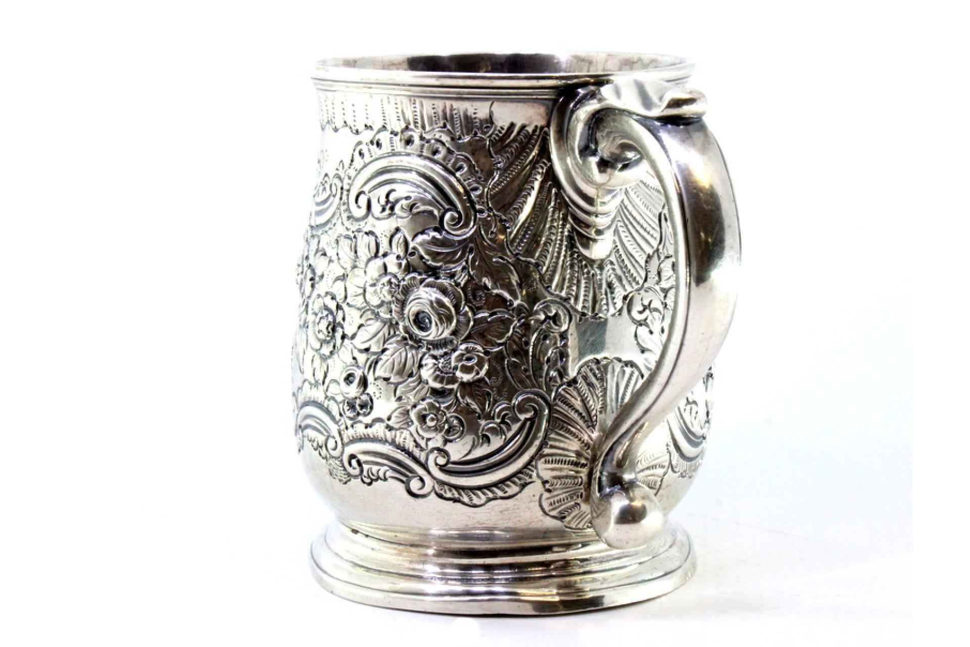 Silver mug with floral reliefs, monogram cartouche and embossed handle en venta 2