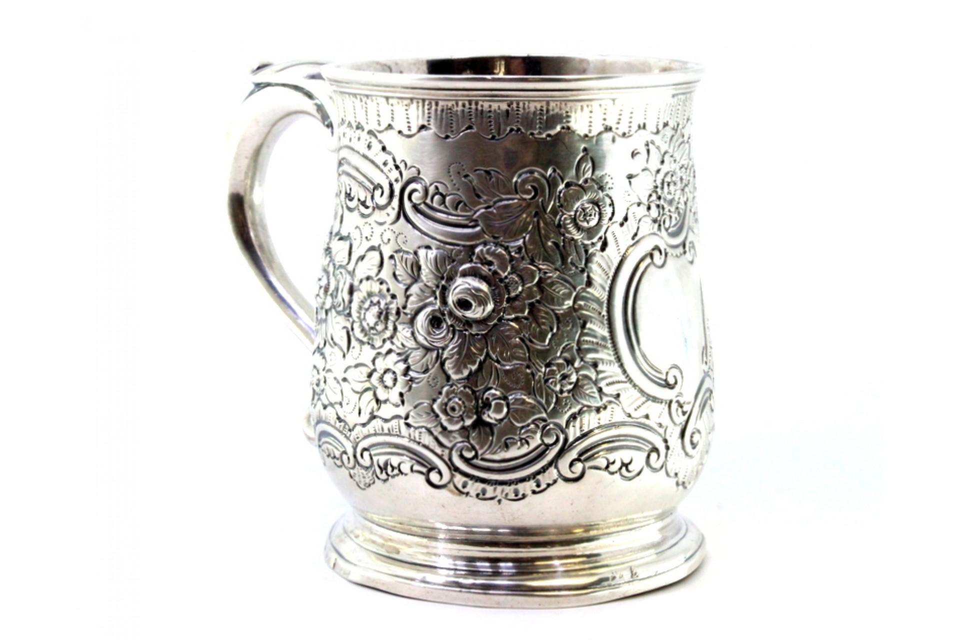 Silver mug with floral reliefs, monogram cartouche and embossed handle en venta 3