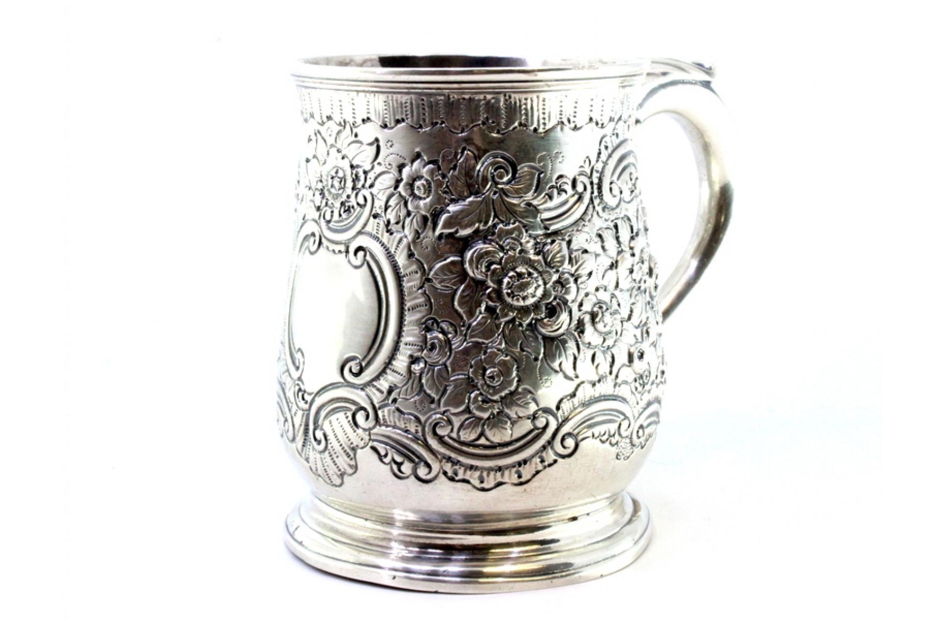 Silver mug with floral reliefs, monogram cartouche and embossed handle en venta 4