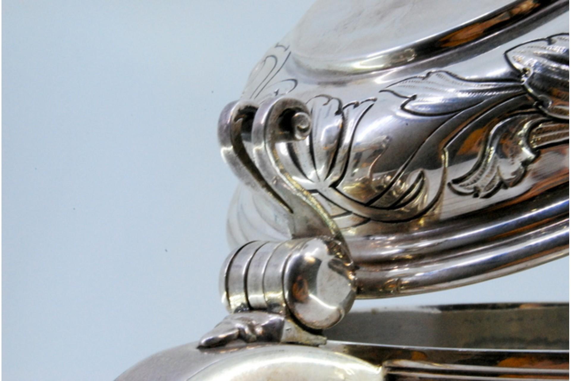 Silver mug with relief floral motifs surrounding monogram cards In Good Condition For Sale In Porto, PT