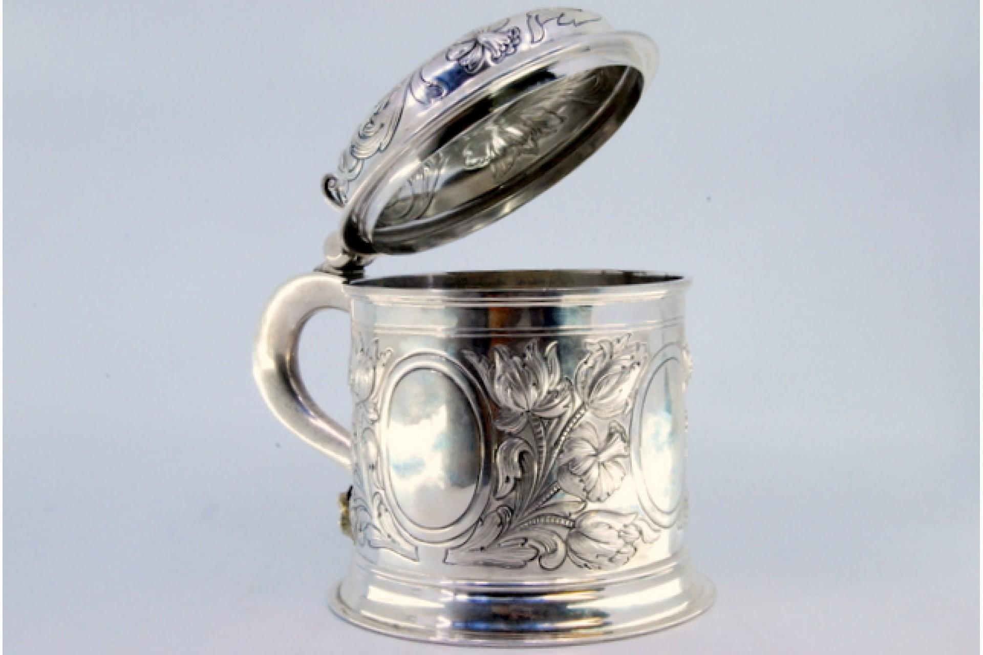 Silver mug with relief floral motifs surrounding monogram cards For Sale 1