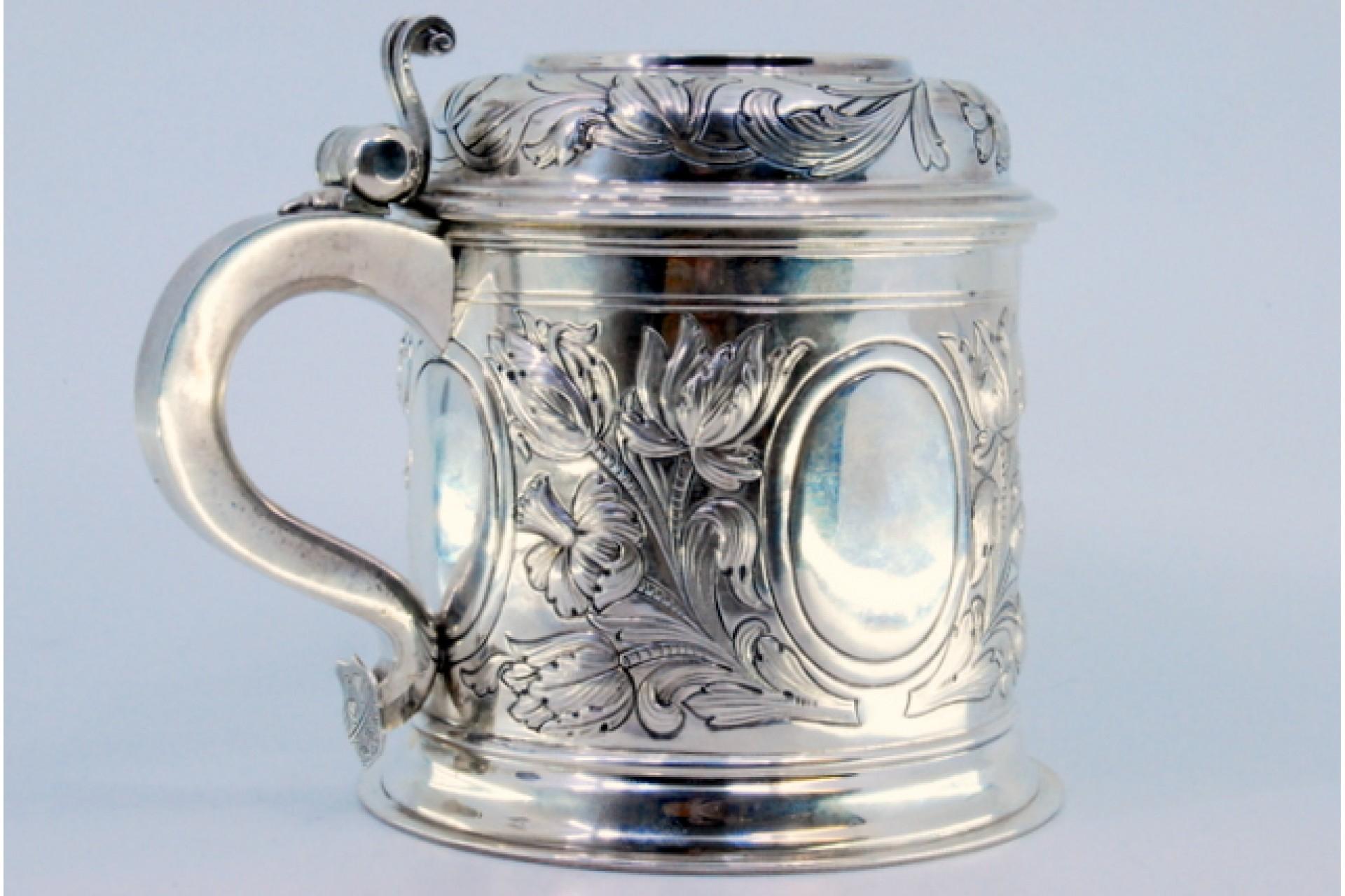 Silver mug with relief floral motifs surrounding monogram cards For Sale 2