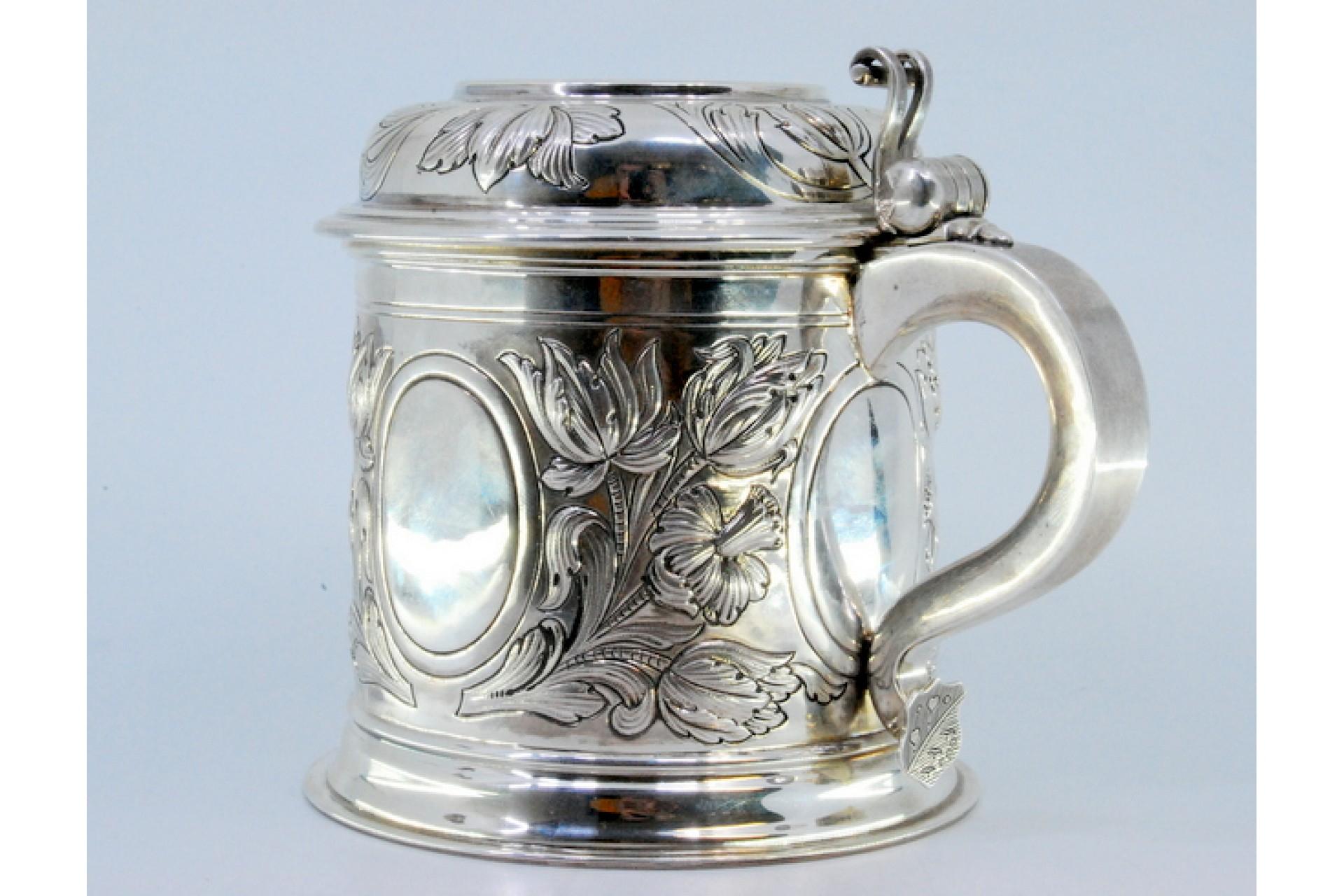 Silver mug with relief floral motifs surrounding monogram cards For Sale 3