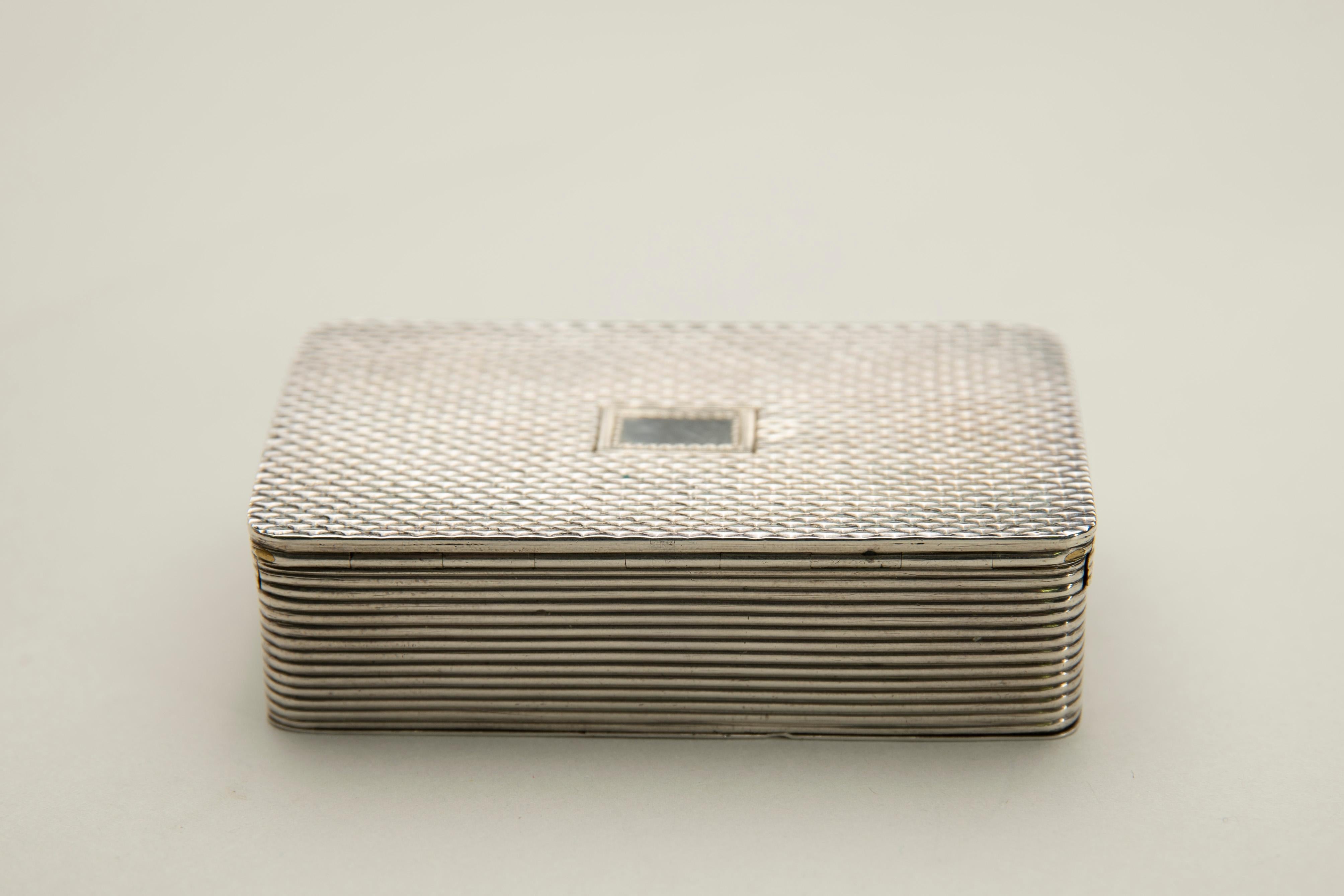 Silver musical snuff box In Good Condition For Sale In Zonhoven, BE