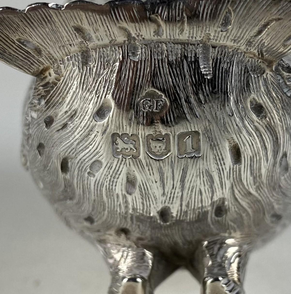 Un pregiato e raro vaso da senape in argento edoardiano a forma di gufo di George Fox, Londra 1906.

Con occhi originali in vetro colorato, fodera d'argento e cucchiaio di senape con manico a forma di topo che si trova nel becco del gufo quando il