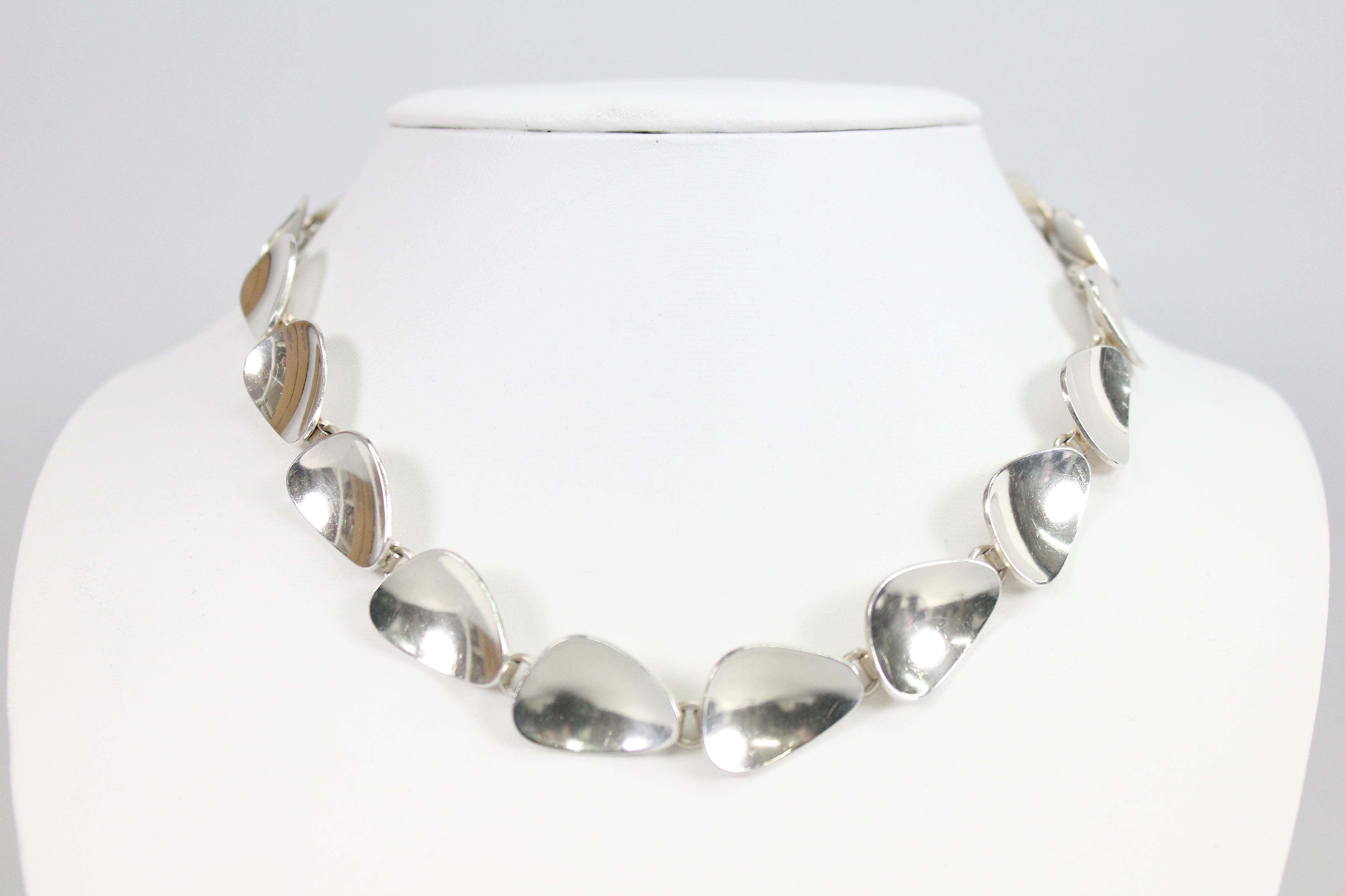 Wonderful silver necklace by AB A Michelsen.
Made in Stockholm Sweden in 1954.

Very nice vintage condition. No issues.

Lenght 42cm (16.5in).


Anton Michelsen (1809–1877) was born in 1809 in Copenhagen. His family, which can be traced back to the