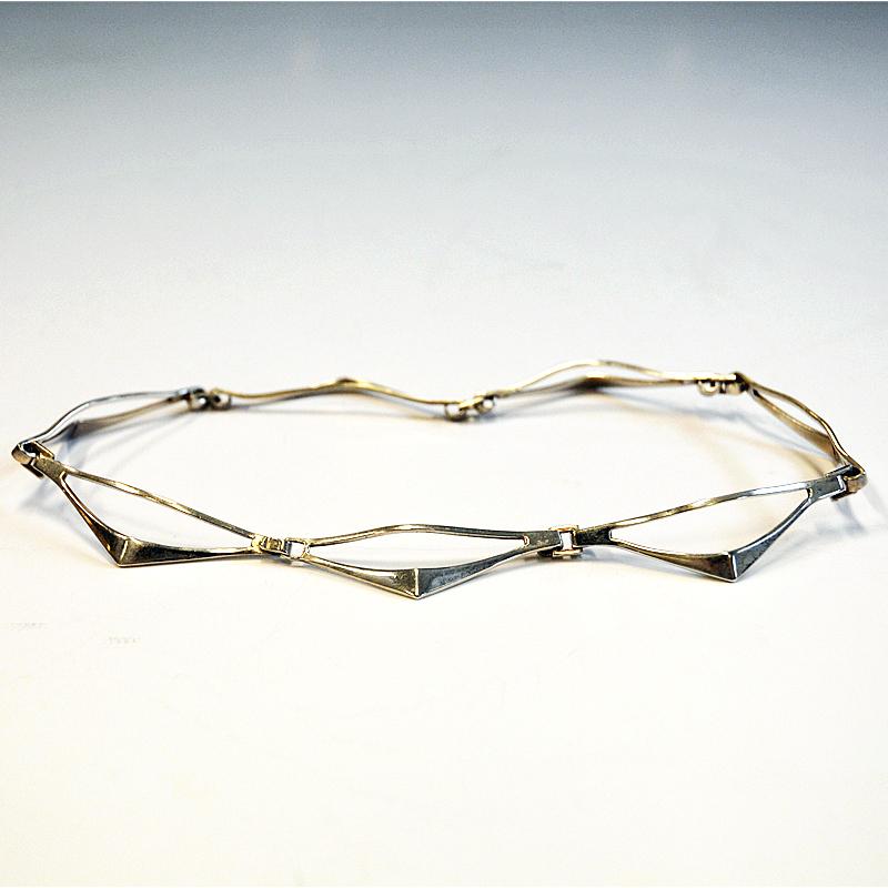 This vintage festival silver choker necklace is designed by Norwegian designer Tone Vigeland for Plus Studios, Norway 1965.
This is a beautiful mid-century choker necklace divided into several rods and links then connected to each other. The