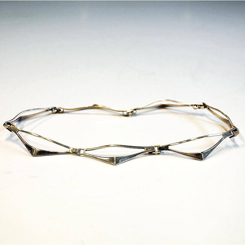 Dieses Silberhalsband im Vintage-Stil wurde von der norwegischen Designerin Tone Vigeland für Plus Studios:: Norwegen 1965:: entworfen. 
Dies ist eine schöne Halskette aus der Mitte des Jahrhunderts:: die in mehrere Stäbe und Glieder aufgeteilt und