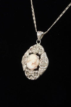 Silver necklace with pendant, crafted with a classical cameo. 1920s/1930s