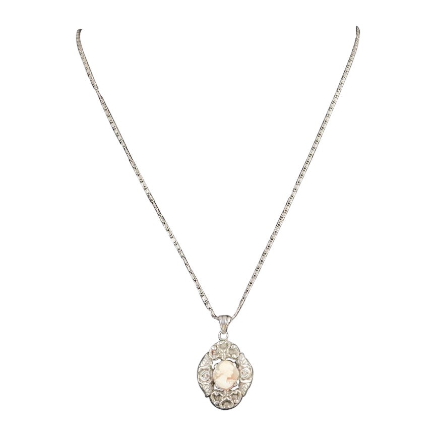 Collana in argento con ciondolo, realizzata con un cammeo classico. Anni '20/'30 in vendita
